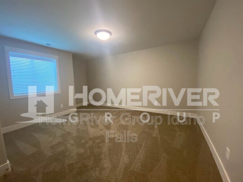 Building Photo - 690 Silvermaple Dr