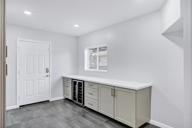 Building Photo - 3046 E Glenrosa Ave