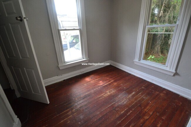 Building Photo - Latonia Home with off Street Parking and L...