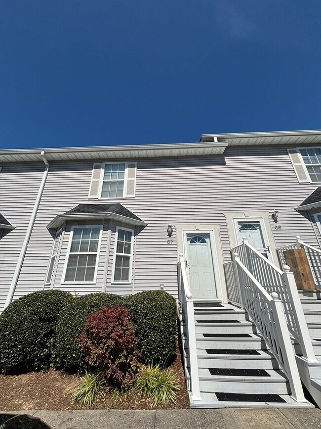 Primary Photo - BEAUTIFUL 2 bed/2.5 bath condo in Jonesbor...