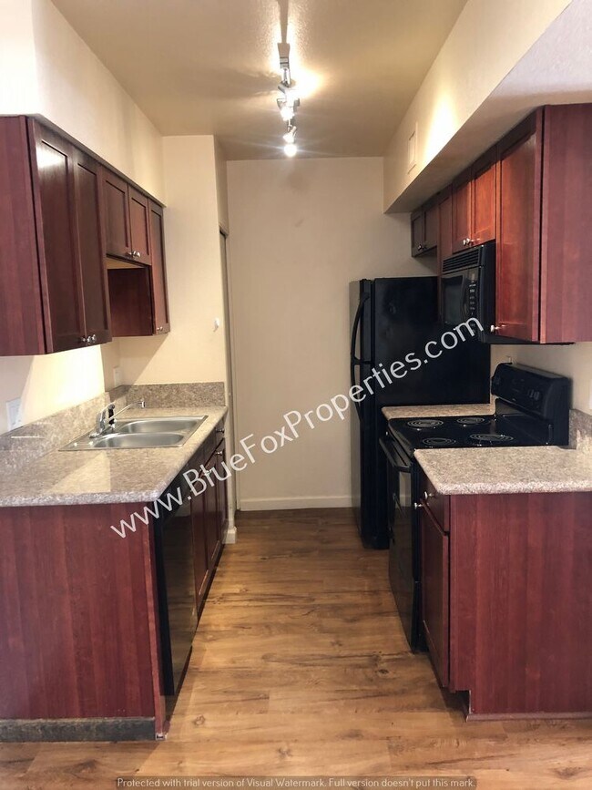 Building Photo - 3357 N Country Club Rd