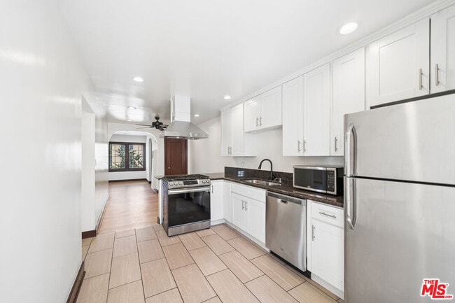 Building Photo - 7946 Fountain Ave