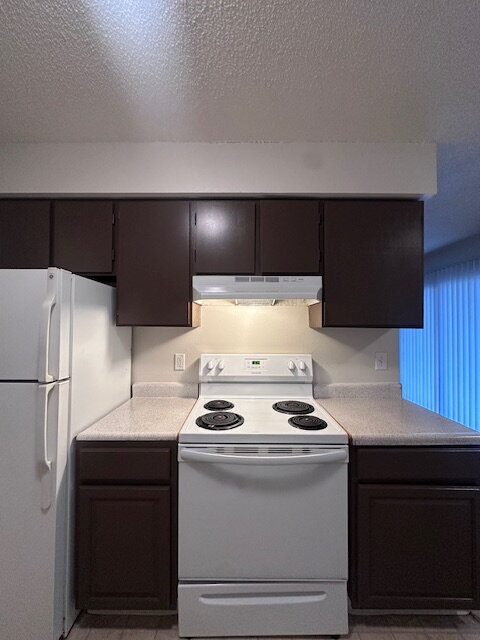 Building Photo - Charming 2-Bed Oasis with Full Bath on SE Division - 836 Sq. Ft. of Portland Comfort!
