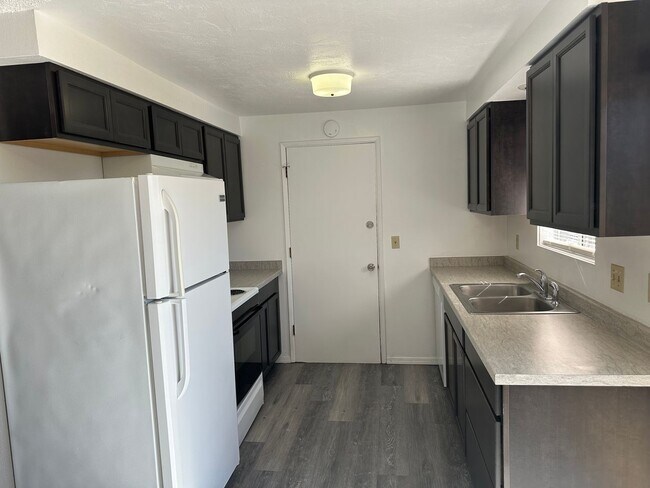 Building Photo - 2 bedroom 1 bath duplex in Springfield!