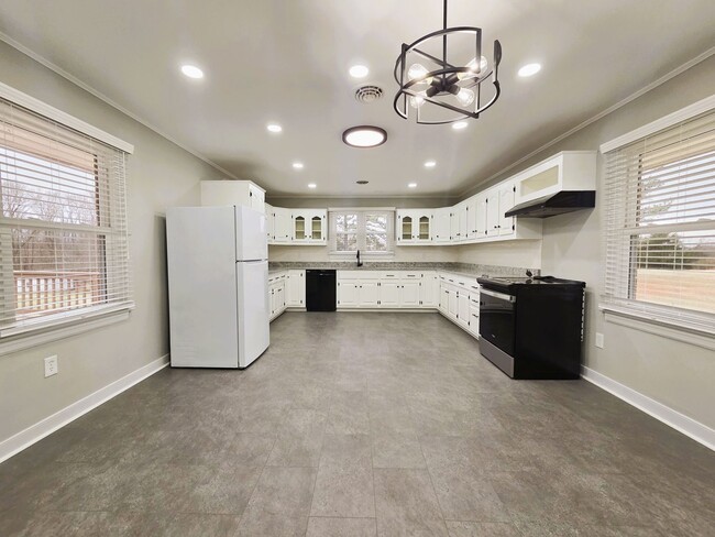 Building Photo - Remodeled ranch on large serene lot in Amelia County.