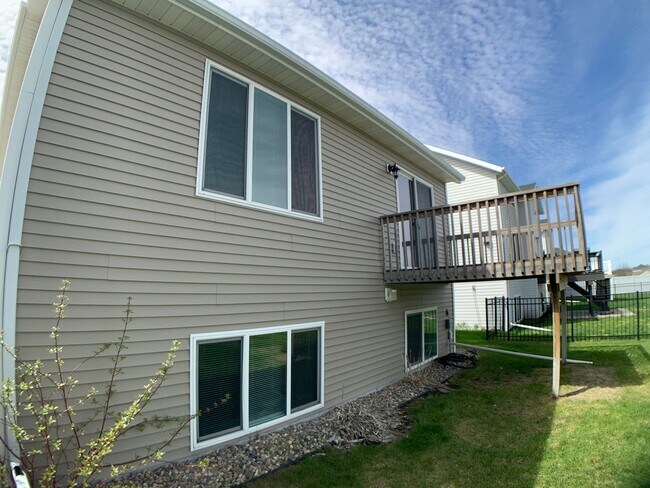 Building Photo - 3 Bed 3 Bath Single Family Home