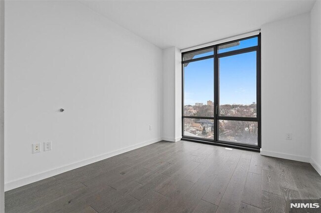 Building Photo - 320 Adolphus Ave