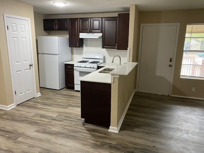 Primary Photo - 400 Algerita Dr