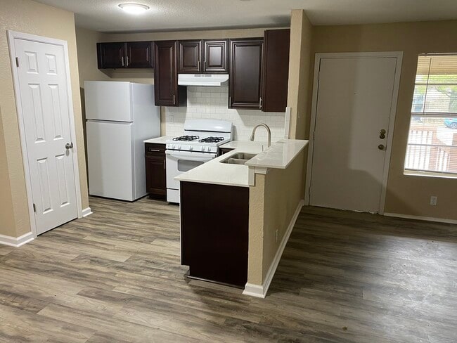 Building Photo - 400 Algerita Dr