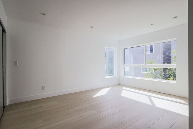 Building Photo - NEW CONSTRUCTION LUXURY 4 BED TOWNHOMES WITH ROOF DECKS