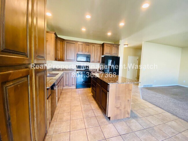 Building Photo - 5 Bedroom 3 Bathroom Riverton Home!