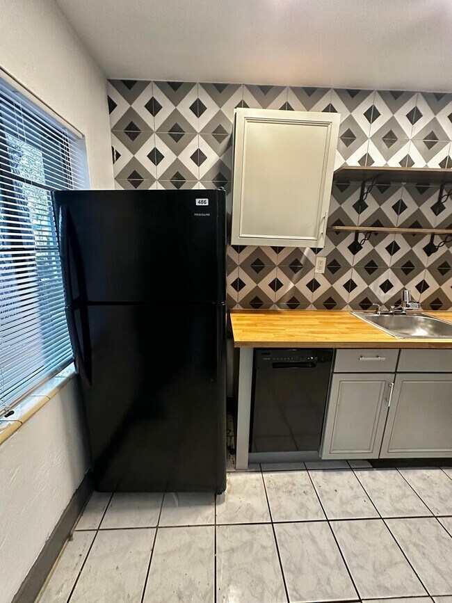 Building Photo - 1418 SW 27th St