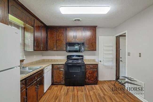 Building Photo - 229 N Burson Ave
