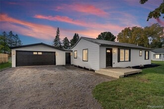 Building Photo - 1445 N Seymour Rd