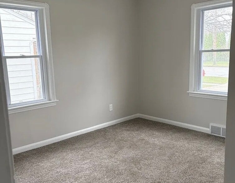 Building Photo - 404 W Cunningham St