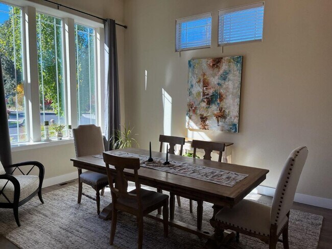 Building Photo - Stunning furnished home located in the des...