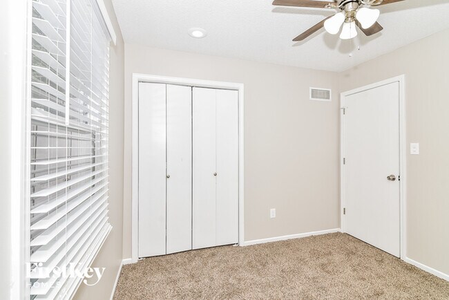 Building Photo - 229 SE Brownfield Dr