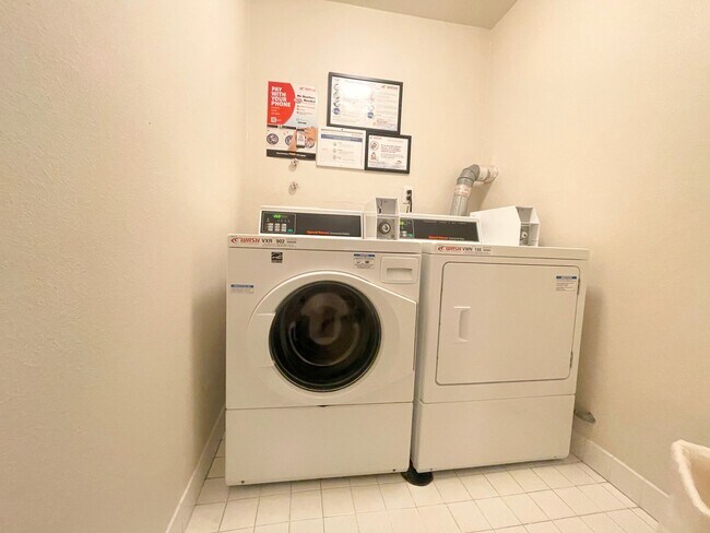 Building Photo - Twin Peaks: Remodeled Condo with Garage Pa...