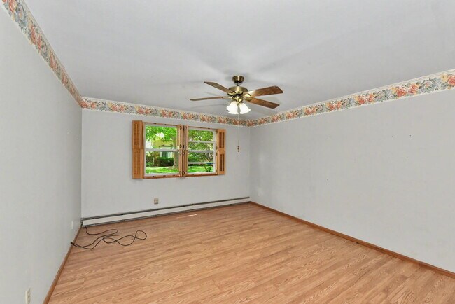 Building Photo - "Charming 2-Bed Condo Retreat: Comfort & Convenience in Brown Deer!"