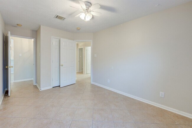 Building Photo - 9026 Robinhoods Well Dr