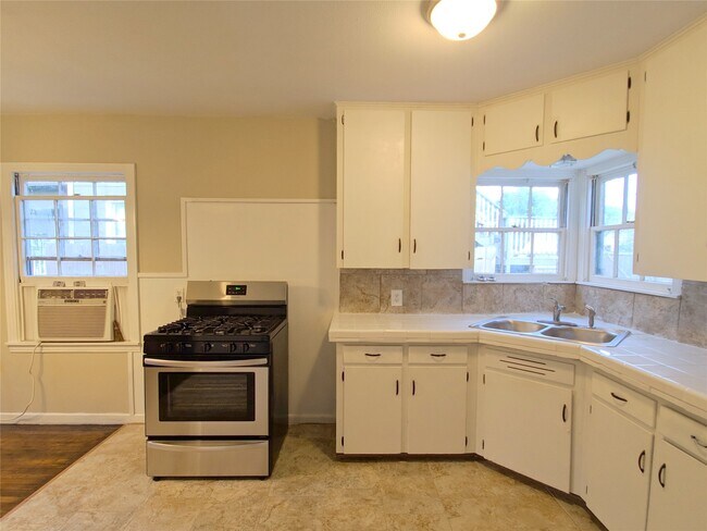 Building Photo - 128 7th Ave N