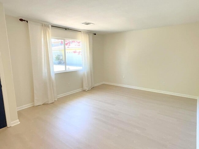 Building Photo - NEW PRICE ! Newly updated Danville Greenbr...
