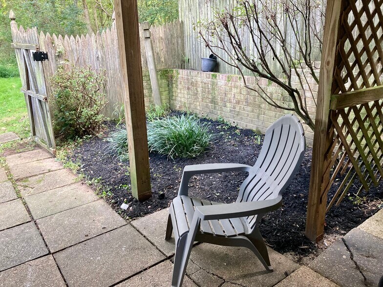 Building Photo - 500 Meadow Hall Dr