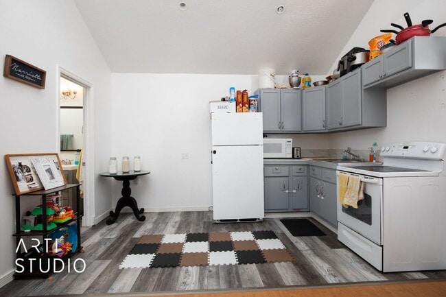 Building Photo - Coming Soon! Cute and Cozy 2 bed / 1 bath ...