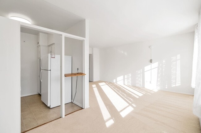Building Photo - Sun-Filled, Top Floor L Shaped Studio In M...