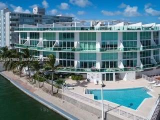 Building Photo - 2000 Bay Dr