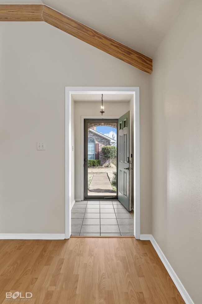 Building Photo - Check Out this 3 bed 2 bath Town Home!