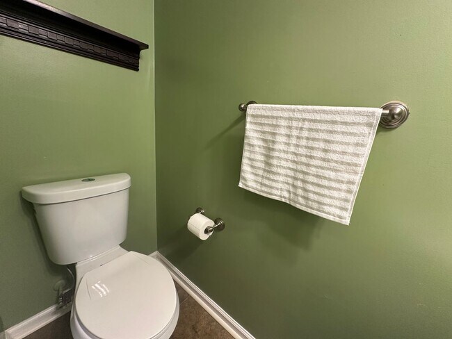 Building Photo - 123 Locust Ln