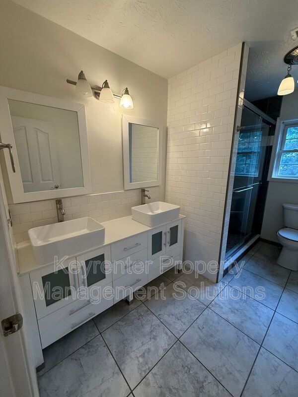 Building Photo - 104 Buckingham Pl