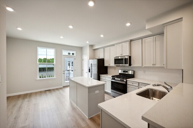 Building Photo - 28 Sidney Ln