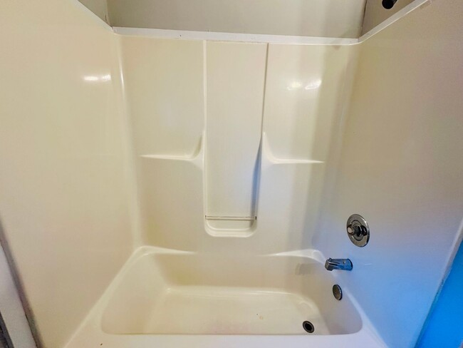 Building Photo - DOWNTOWN - 2 Bedroom - Big House! MOVE IN ...