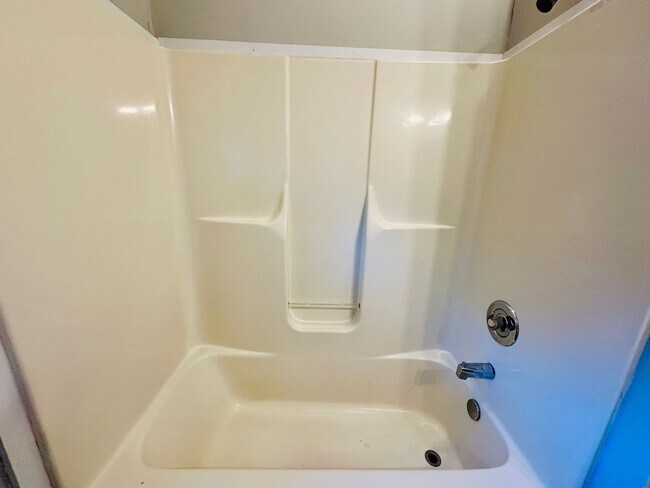 Building Photo - DOWNTOWN - 2 Bedroom - MOVE IN BY JULY 30t...