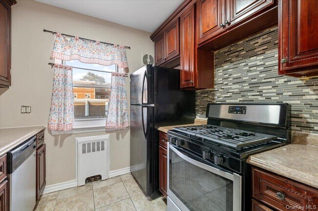 Building Photo - 87-37 Marengo St