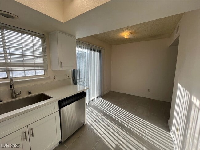 Building Photo - 2112 Sun Ave