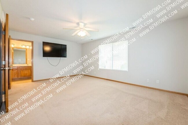 Building Photo - 440 SE Sagewood Cir