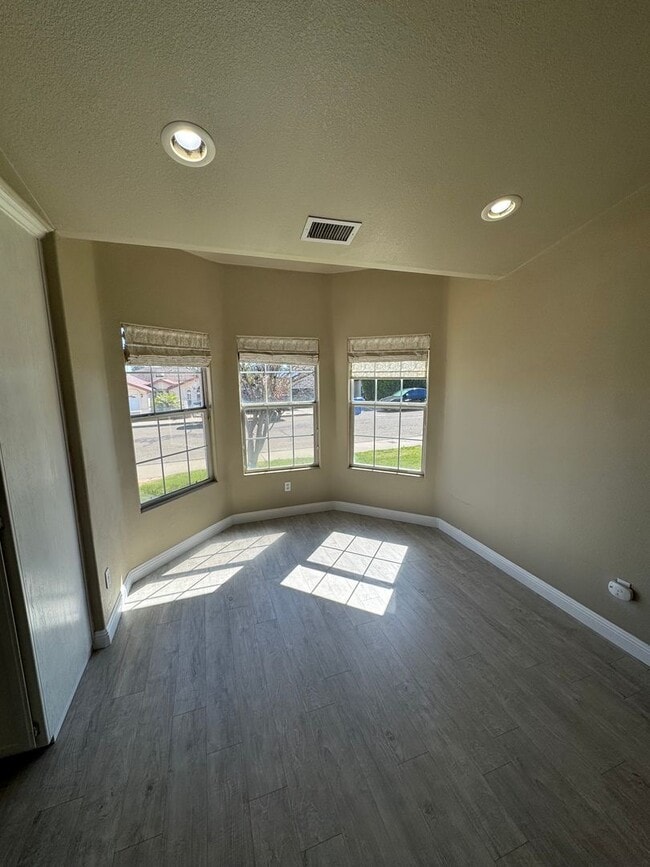 Building Photo - 4-Bedroom Home with Updated Kitchen and Co...