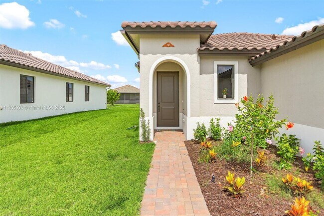 Building Photo - 5061 Penella Ave