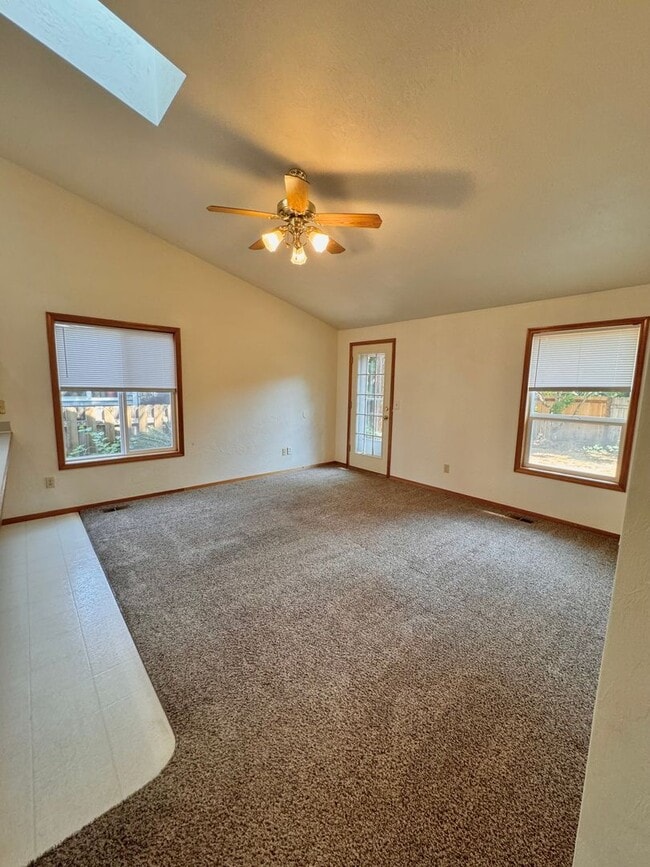 Building Photo - Gorgeous 3 Bed 2 Bath Home Near Shopping and Schools!
