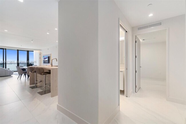 Building Photo - 700 NE 24th St