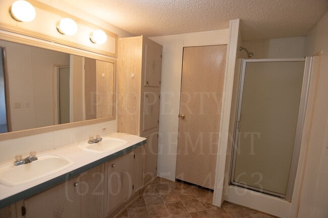 Building Photo - 3 Bedroom 2 Bath