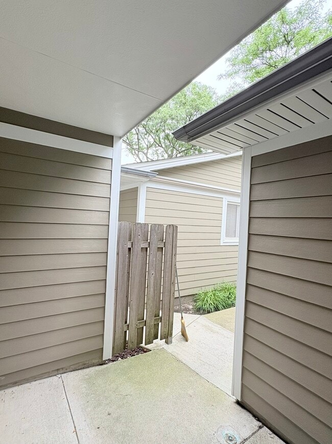Building Photo - 424 Mallard Dr