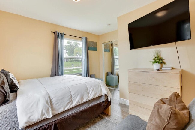 Building Photo - 7232 Lazy Hill Dr