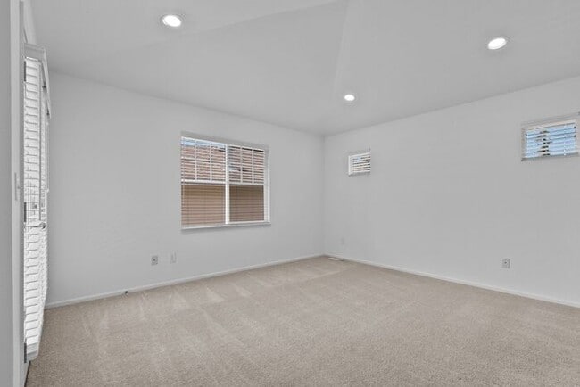 Building Photo - Immaculate Redmond Ridge Air-Conditioned B...