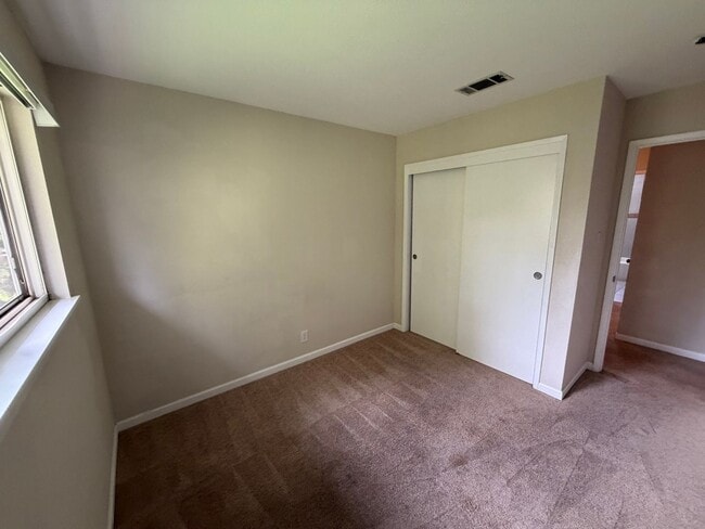 Building Photo - Central and updated 3 bedroom 1.5 bath tow...