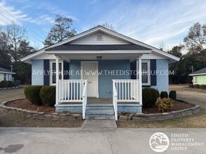 Building Photo - Freshly Renovated 3-Bedroom with Screened Porch