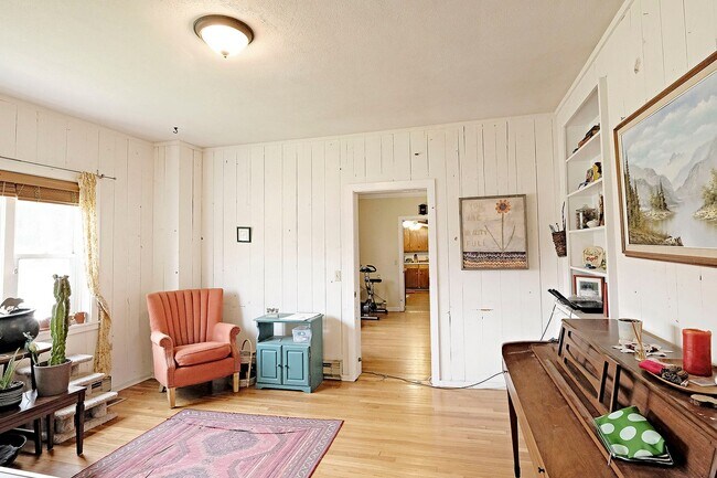 Building Photo - Pet-Friendly Woolen Mills Home Near Local Favorites
